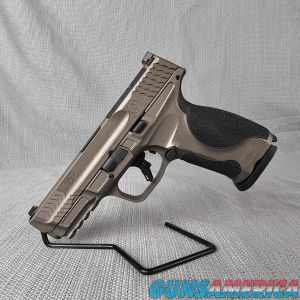 Smith & Wesson M&P9 Metal M2.0 w/ Accessories Kit image